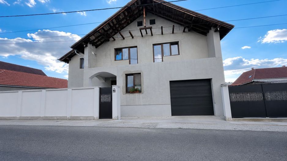 Casă de vânzare – 6 camere P+M, Haieu - Poză 1