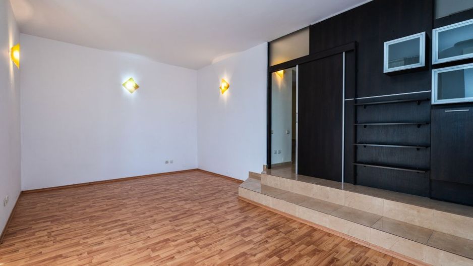 Apartament în vilă - Acces independent - Investiție & business - Nicolae Dobrin - Poză 3