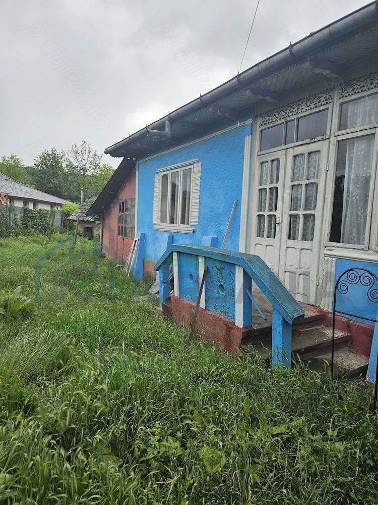 Casă bătrânească de vânzare în Costuleni – 4 camere, beci, fântână, teren 2700 mp - Poză 2
