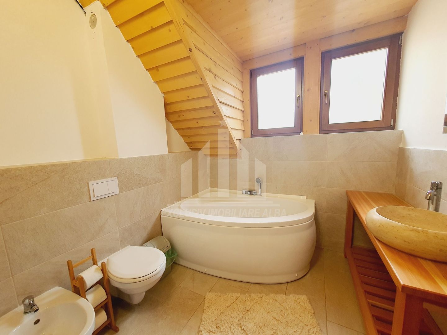 Inchiriez apartament la vila în Aiud - Poză 8