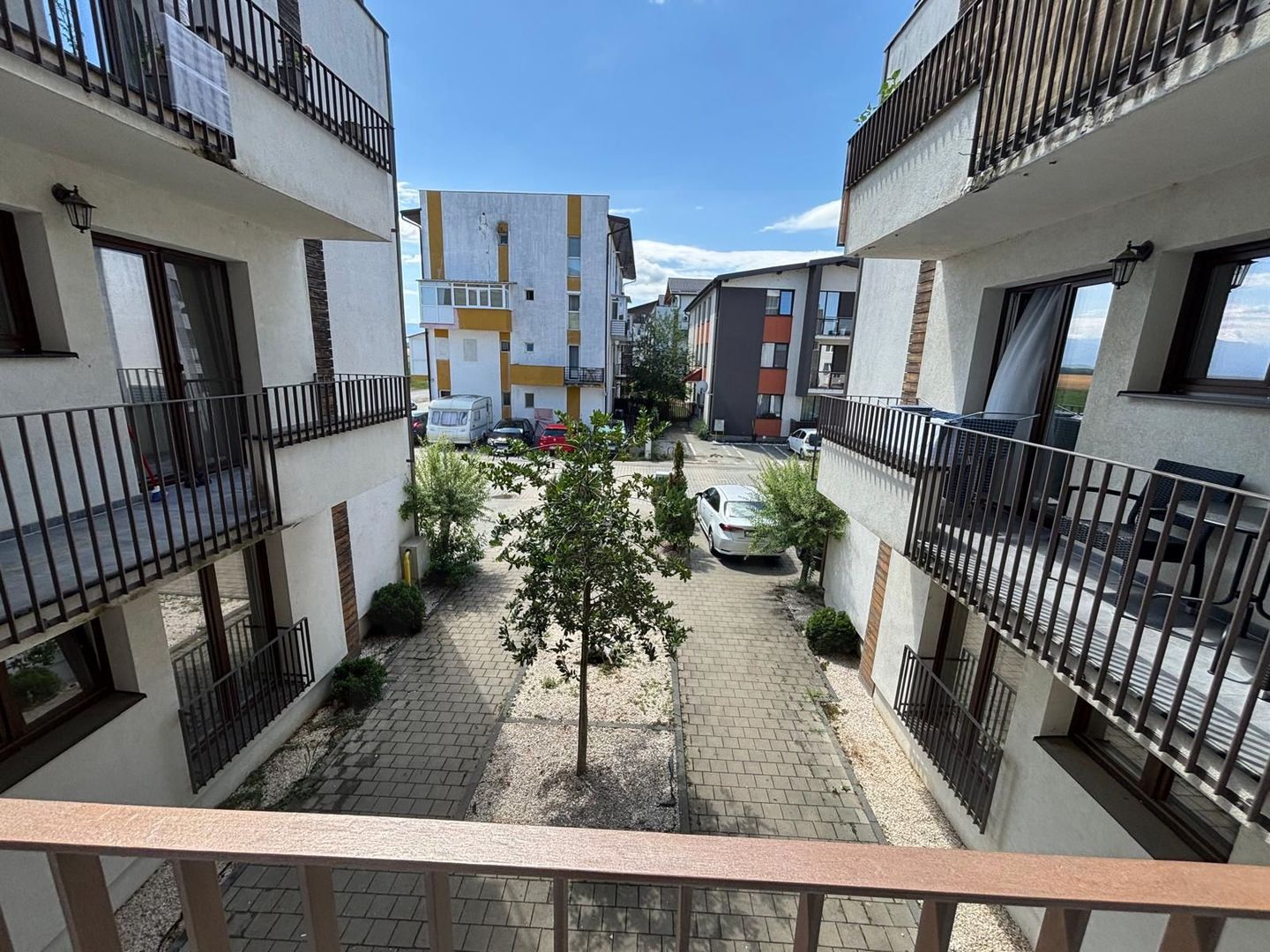 Apartament impecabil 69,5mp 3 camere  2 băi etaj 1 cu loc de parcare - Poză 1