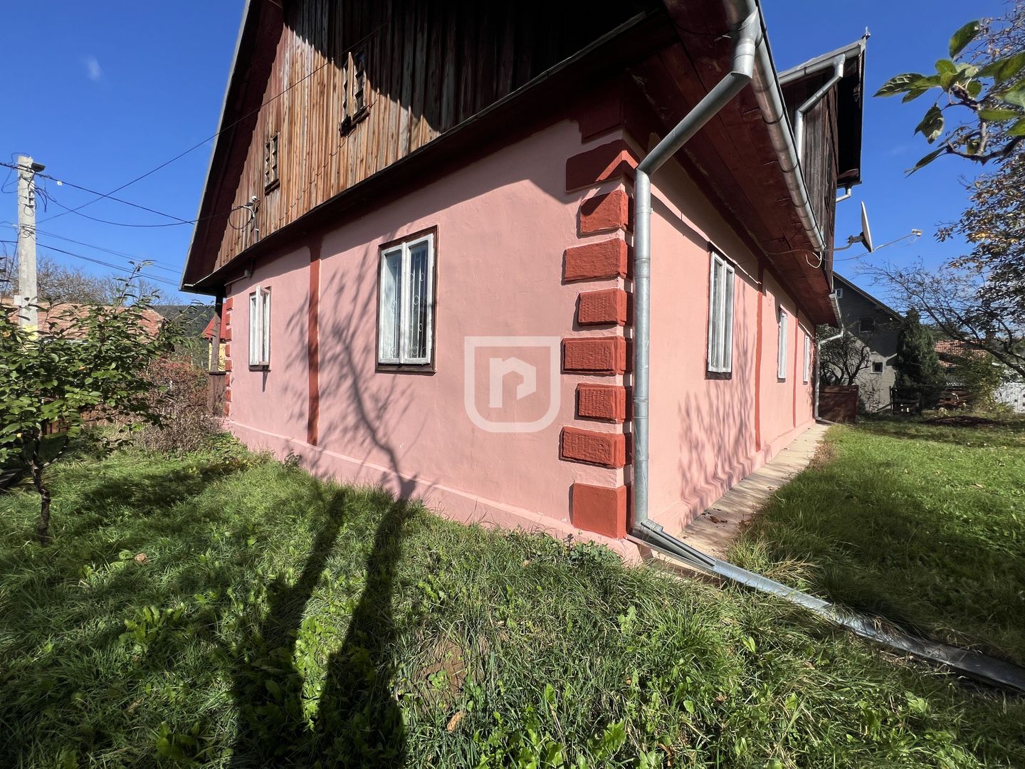 Casa traditional bucovineana la poalele muntilor Bucovinei - Poză 8