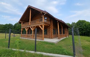 Chalet din busteni cu vedere panoramica spre Muntii Fagaras Tocile
