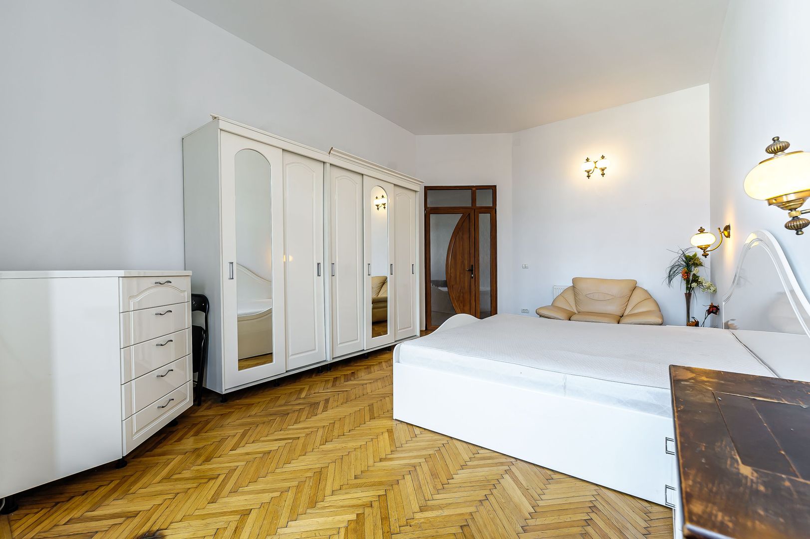 Apartament în Palatul Bohuș, lângă Teatrul de Stat. - Poză 4