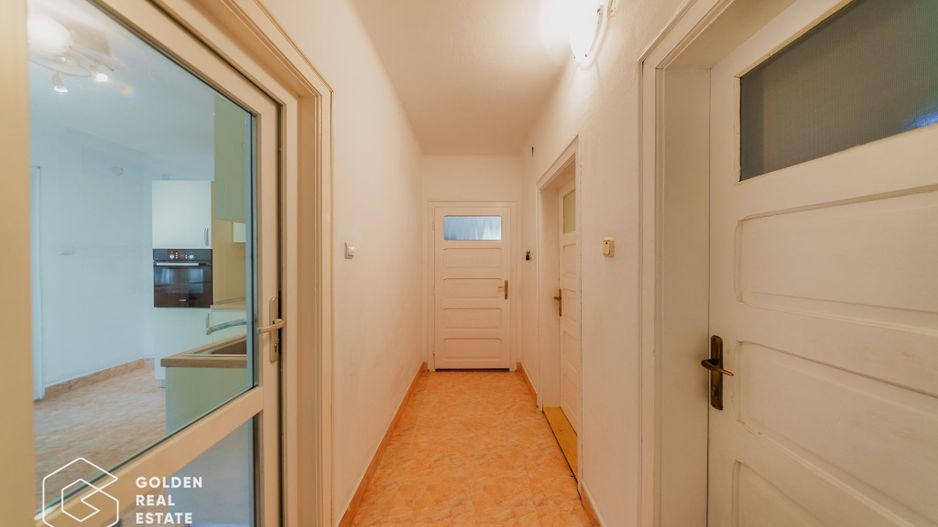 Vila superba, P+E,  Cuvin, 9 camere, 200 mp si teren 1300 mp plus anexa 3 camere - Poză 28