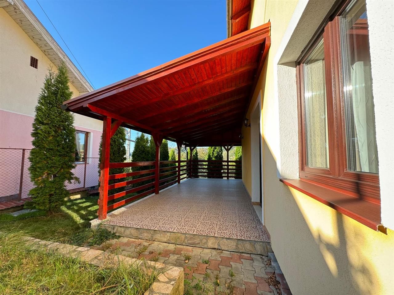 Rezidenta distincta, design arhitectural rafinat, priveliste minunata in Corunca - Poză 5