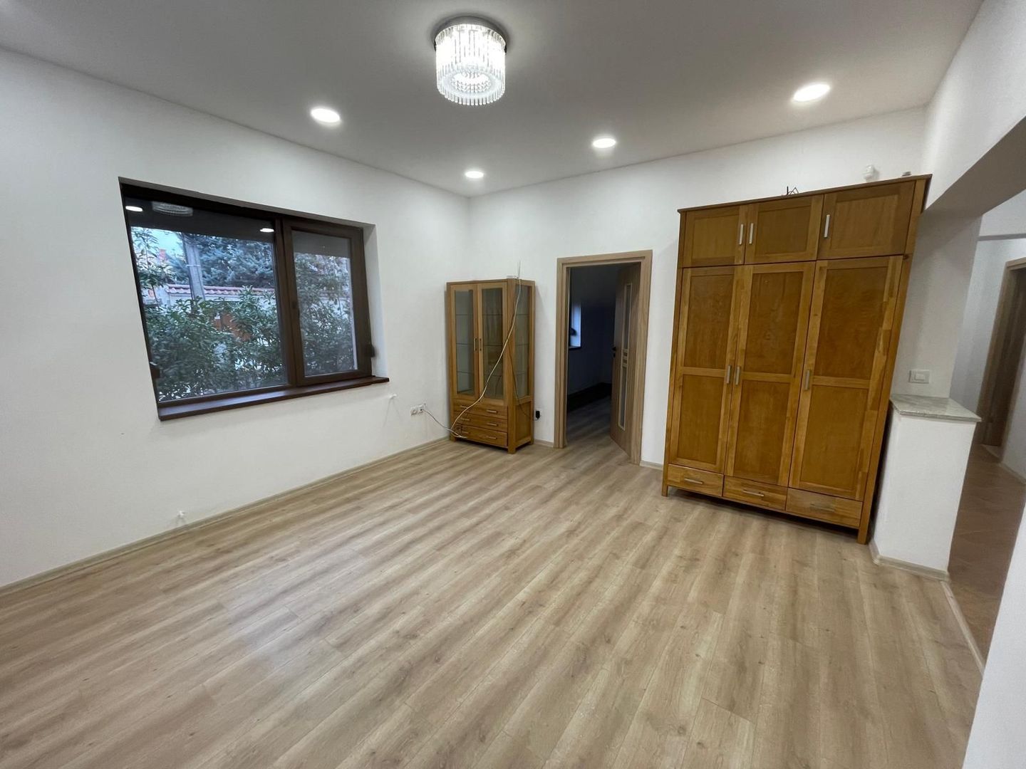 Chirie casă 3 camere ,terasa, curte acces auto – par Bratianu-1000 e/l - Poză 1