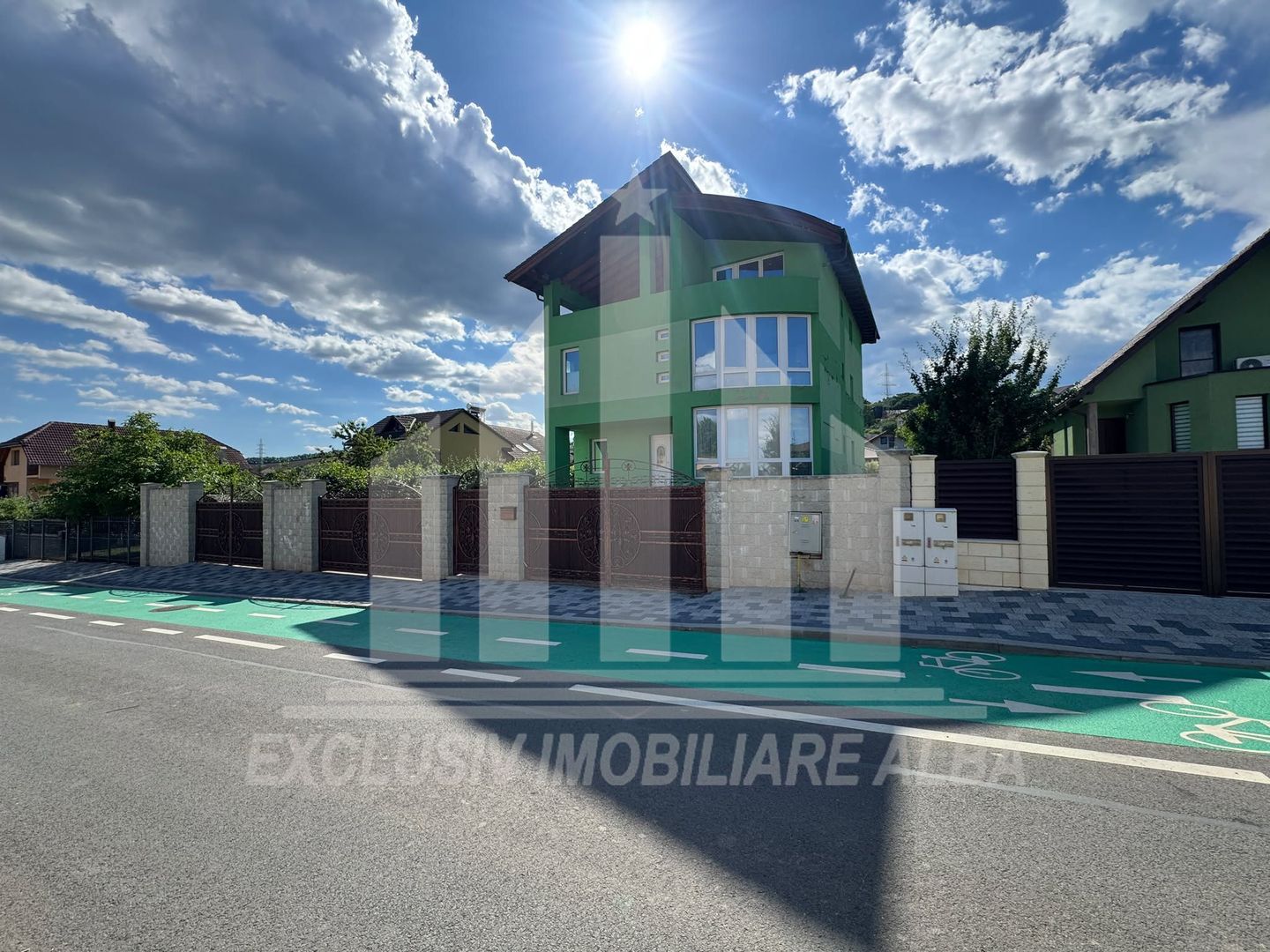 Casa individuala | Pensiune | 680 mp | 1200 mp teren | Cetate - Poză 2