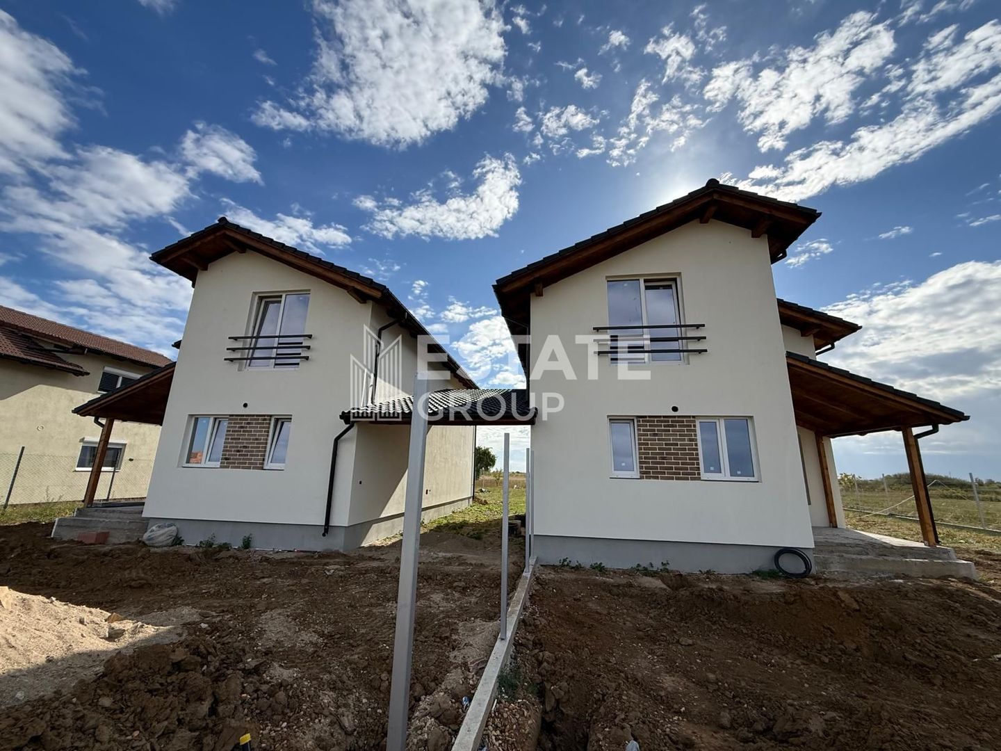 Duplex cu 4 camere despartit prin carport in Mosnita Noua! - Poză 1