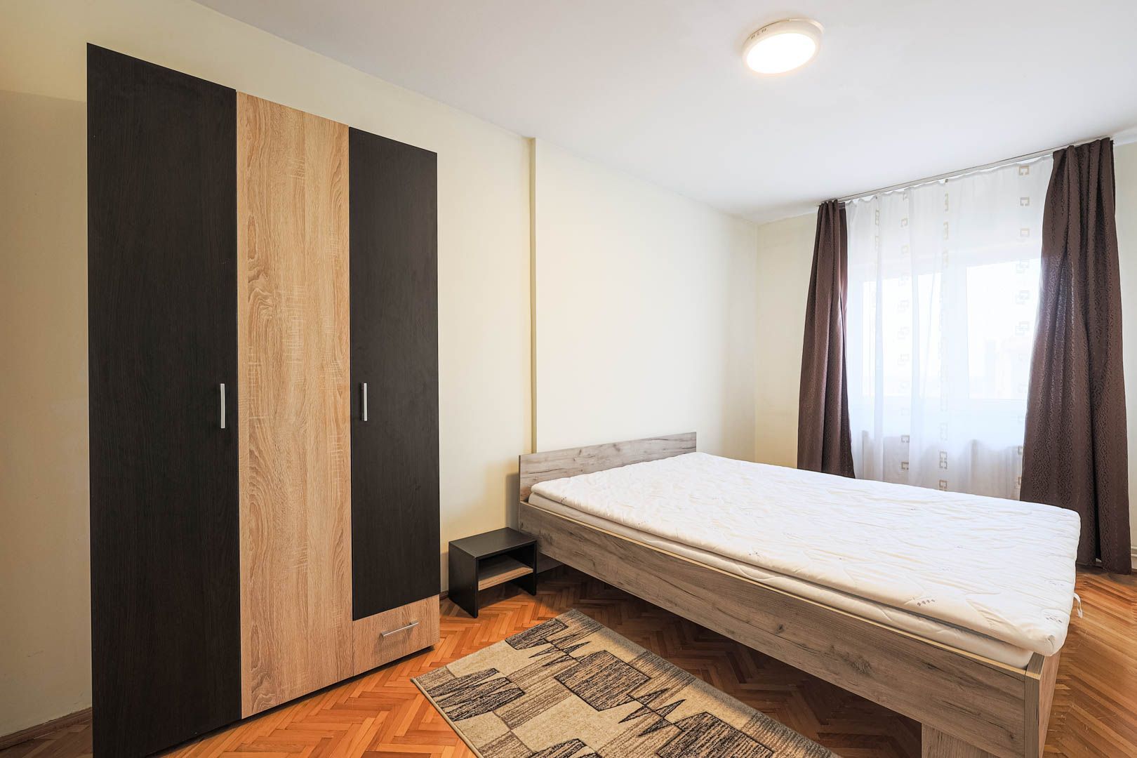 Proprietate rezervată Apartament cu 2 camere la cheie, situat central - Poză 3