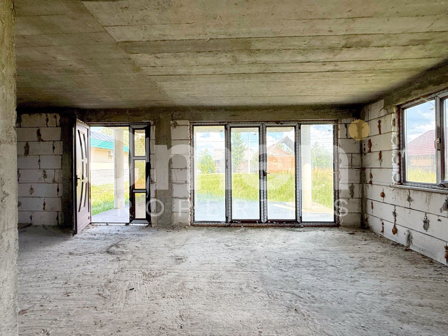 Casă cu potențial imens P+M, teren 7,91 ari, zonă liniștită, Ocna Șugatag. - Poză 5