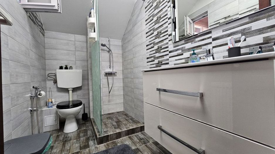 Vilă P +M în centrul orașului Otopeni, 7 + camere, anexe apartament - Poză 13