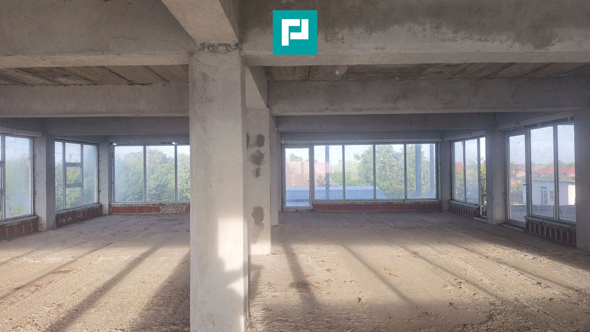 Spatiu comercial cu etaj și teren de 4000mp - Poză 25
