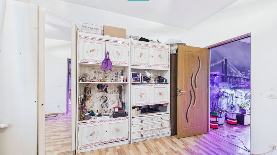 Casa cu 6 camere in Parneava - Poză 4