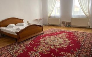 Casa de inchiriat pe strada De Mijloc - Poză 1