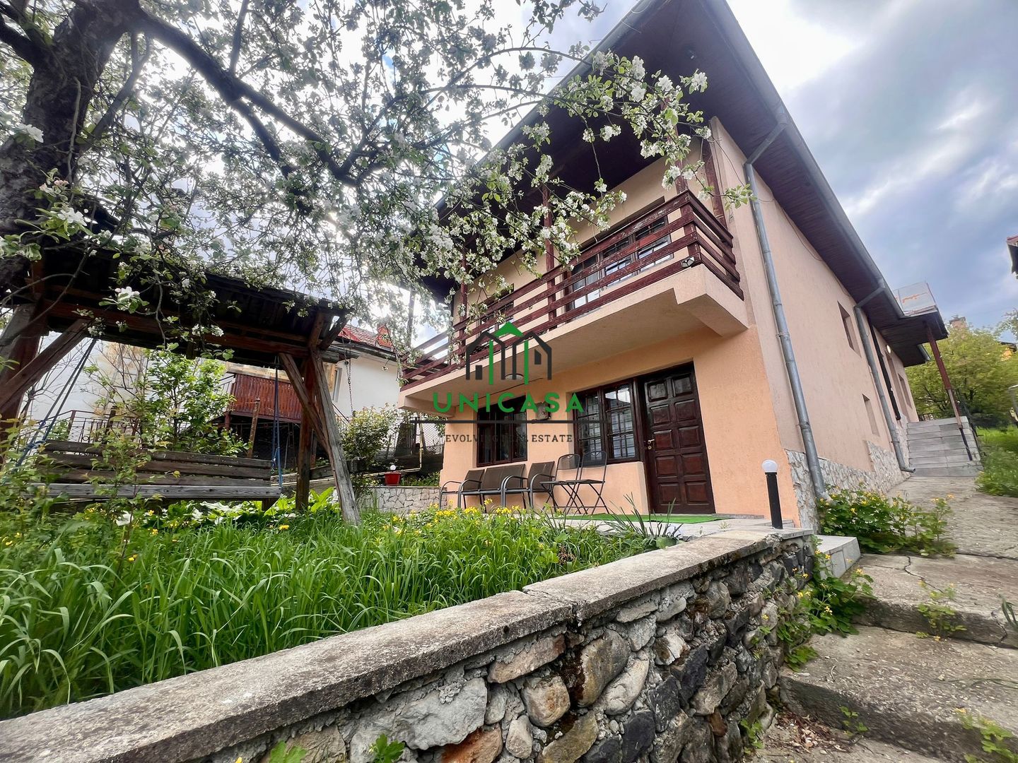 Casă de vânzare în Băile Olănești – zonă centrală - Poză 1