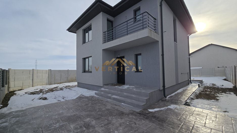 Vila cu teren superb in comuna Berceni! 4 Camere - Poză 2