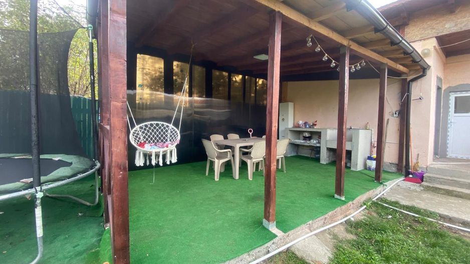 Casă de vânzare în Răzvad, la o distanta mica fata de oras! - Poză 8