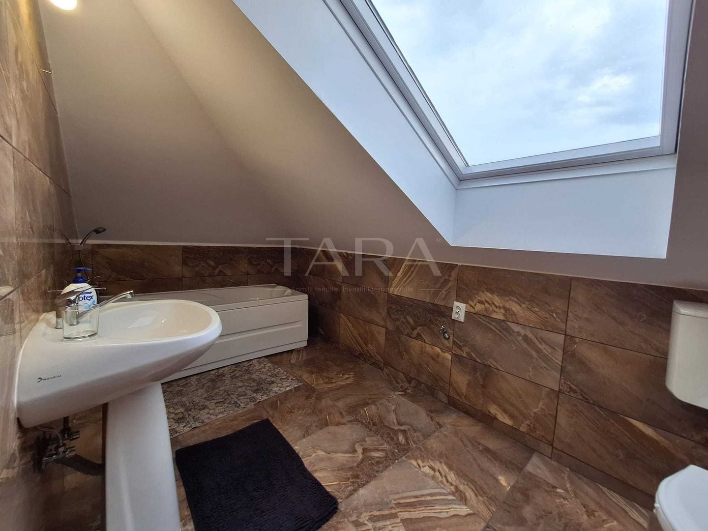 Apartament cu 4 camere tip mansardă,  Floresti. - Poză 7
