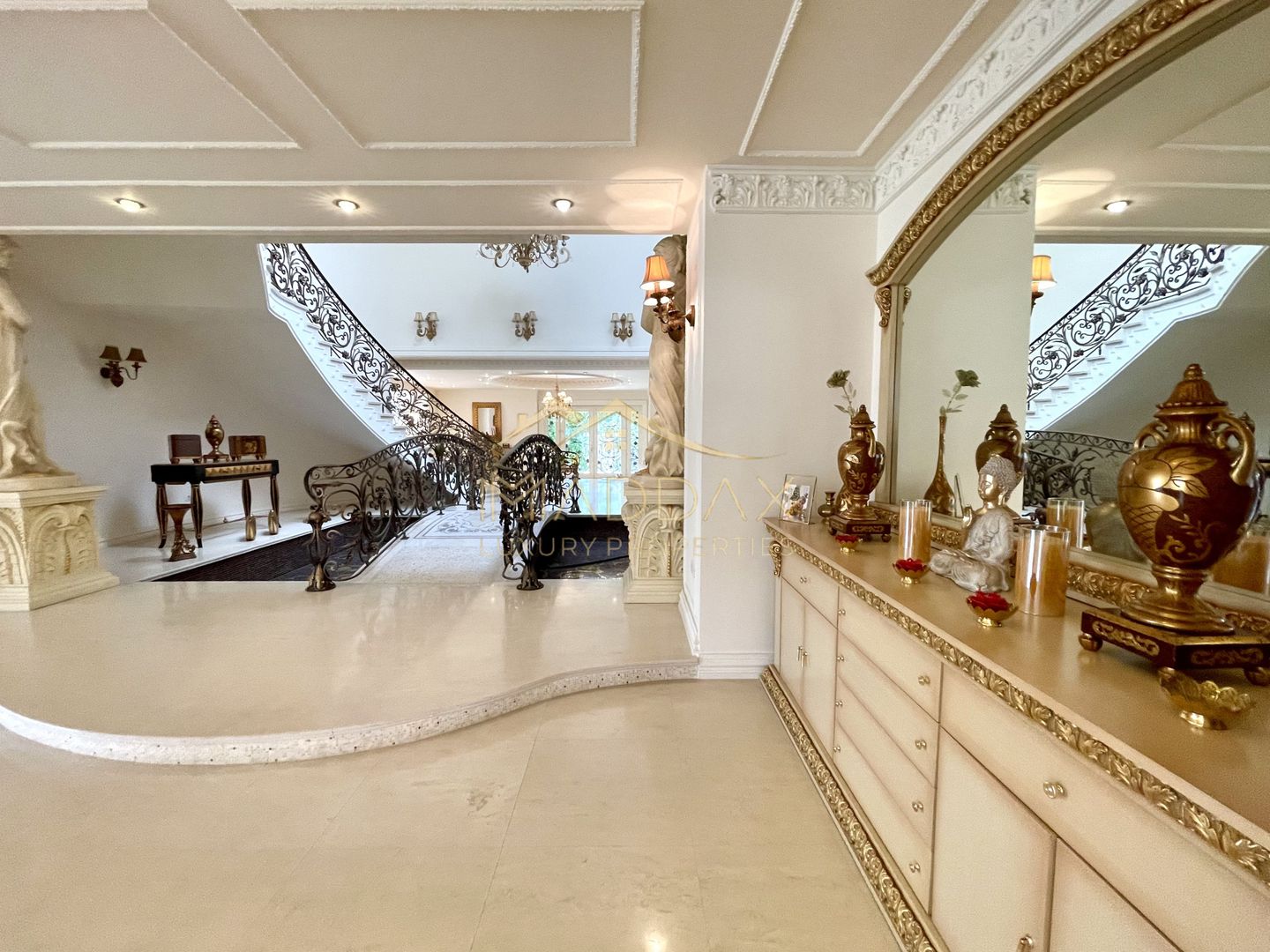 Impressive Villa *1500 SQM usable* 2613 SQM land / Open to the lake - Poză 13