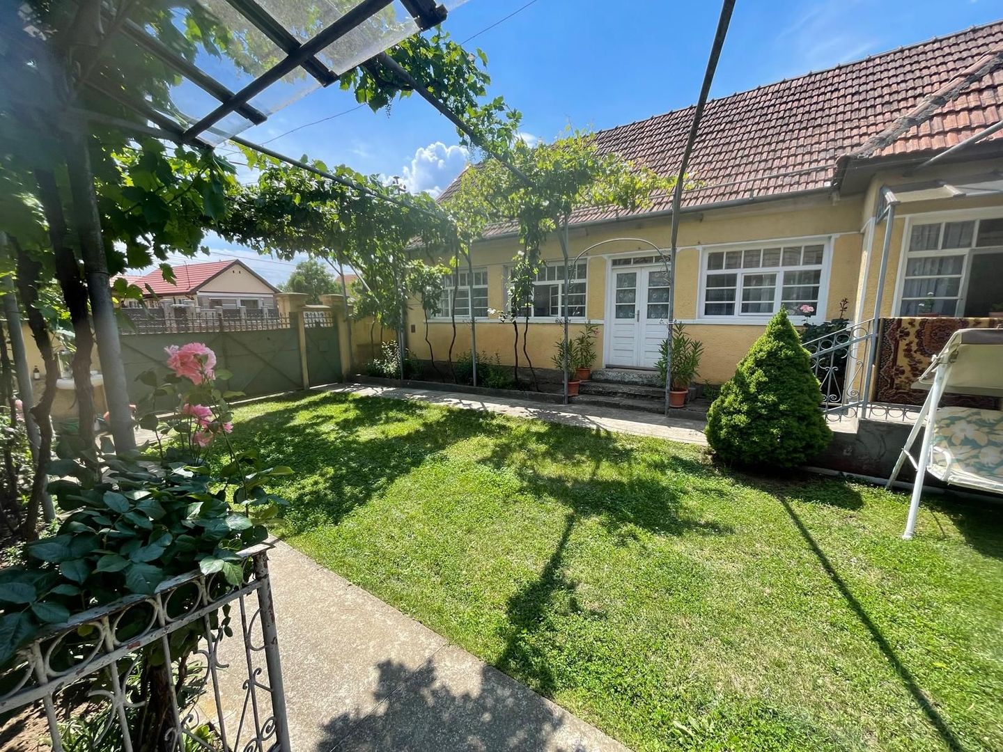 Oază de liniște aproape de Oradea | Casă renovată cu grădină și garaj - Poză 16