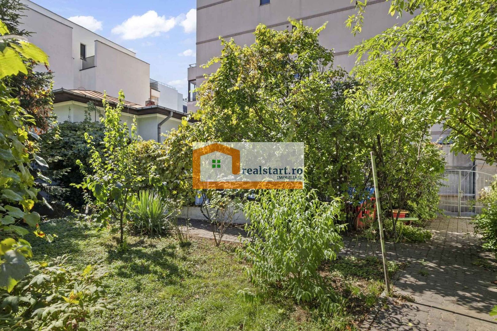 Langa Metrou, curte proprie 200mp, Garaj, 3 camere, centrala, pet friendly - Poză 20