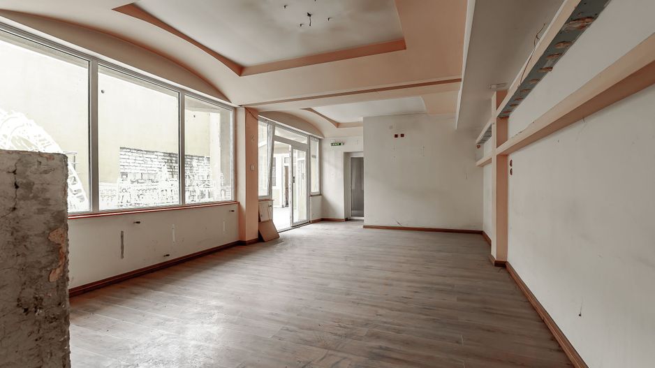 Spațiu generos în centrul Aradului. Ideal pentru birouri sau cabinete - Poză 8