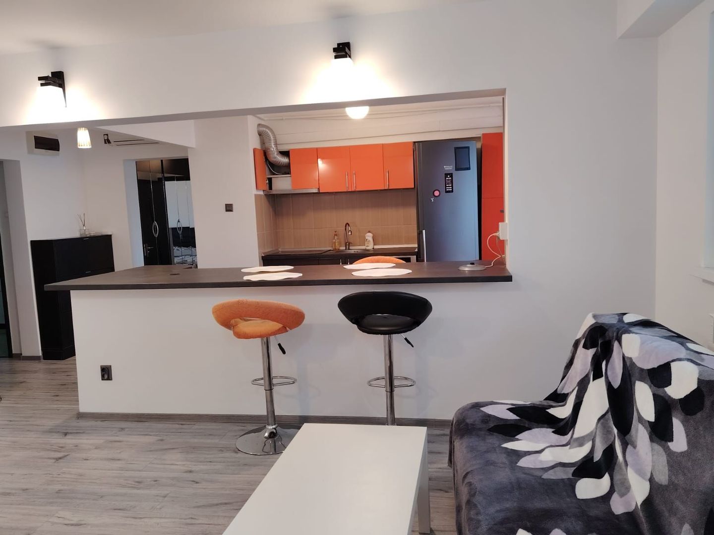 Inchiriez apartament 3 camere - Poză 1