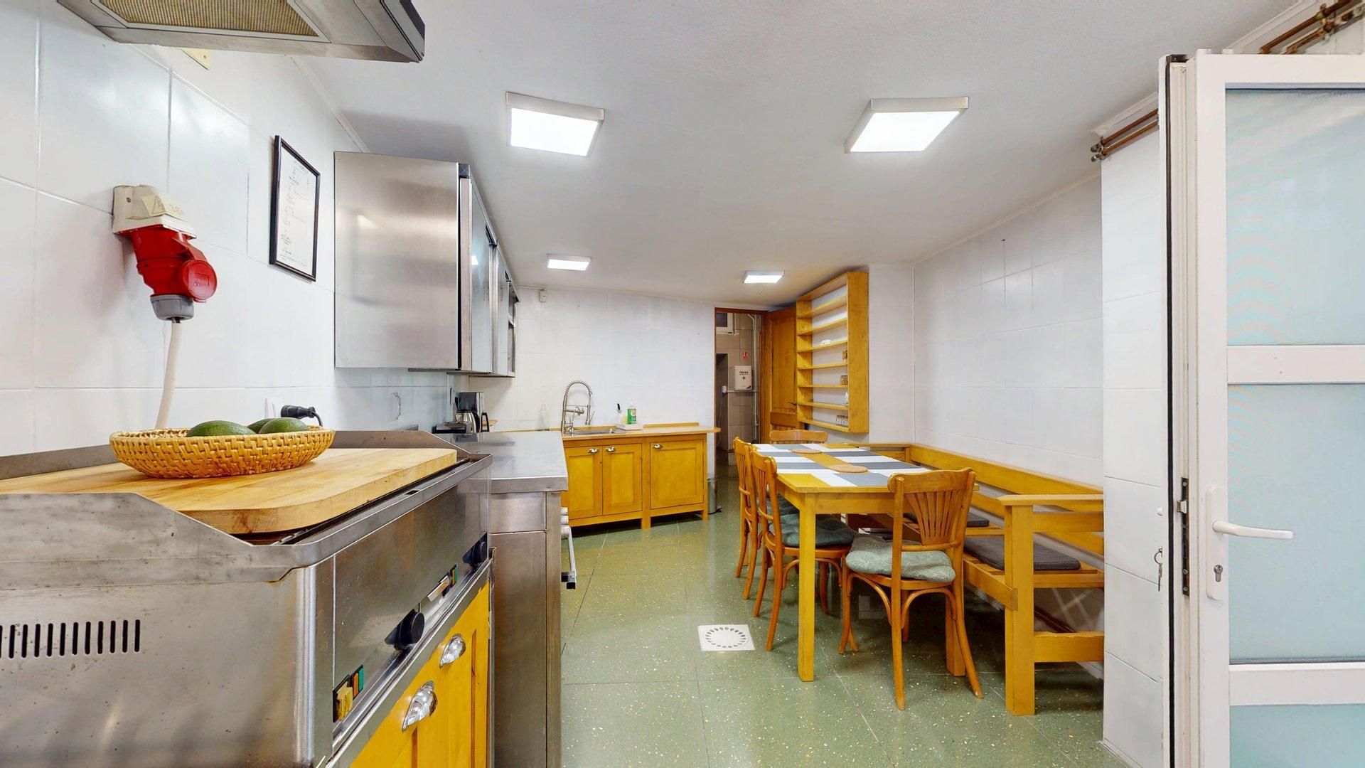 Casă cu șarm istoric lângă Cișmigiu – 6 camere, atrium natural, cramă - Poză 30