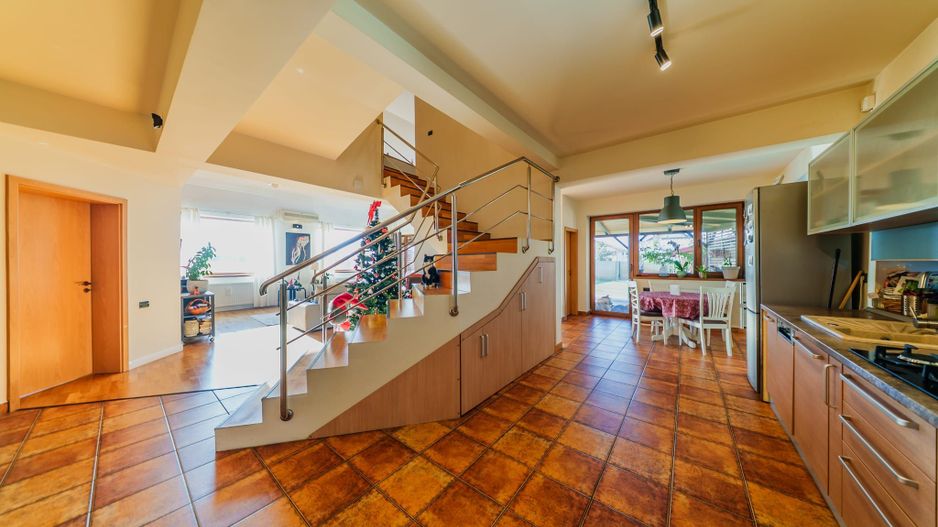 Vila 5 camere, gata de mutare, teren 700 mp, strada privata- Gradiste - Poză 10