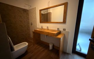 Apartament tip penthouse cu terasa si acces la curte - Poză 9