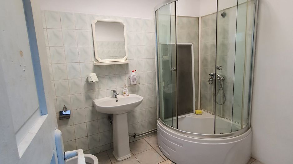 Spatiu comercial 39,22 mp + 18,17 mp pivnita + curte 18 mp - sos. Viilor - Poză 11