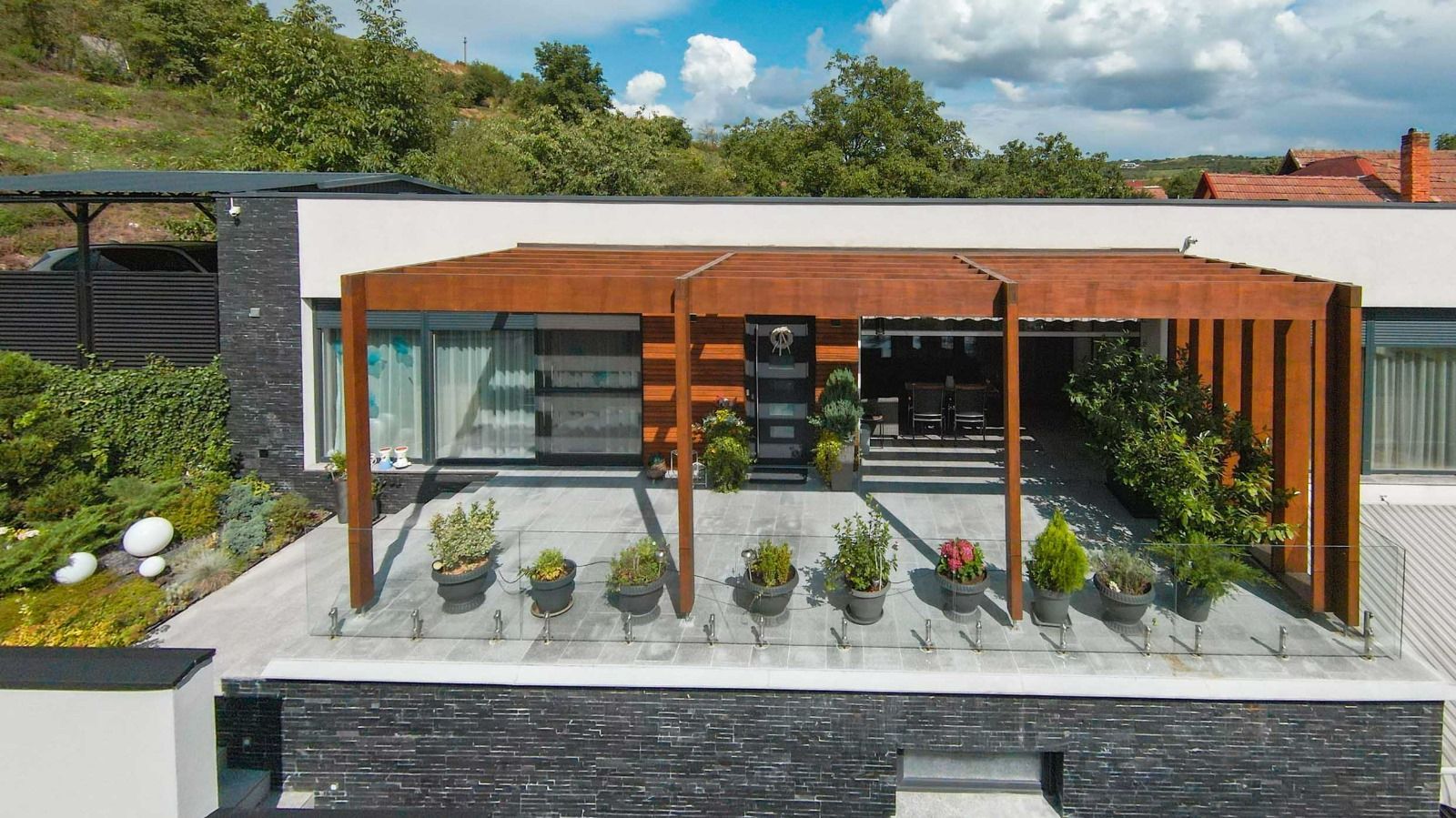 Vilă cu piscină, mobilată și utilată. Comision 0%. 410.000 Euro neg - Poză 2