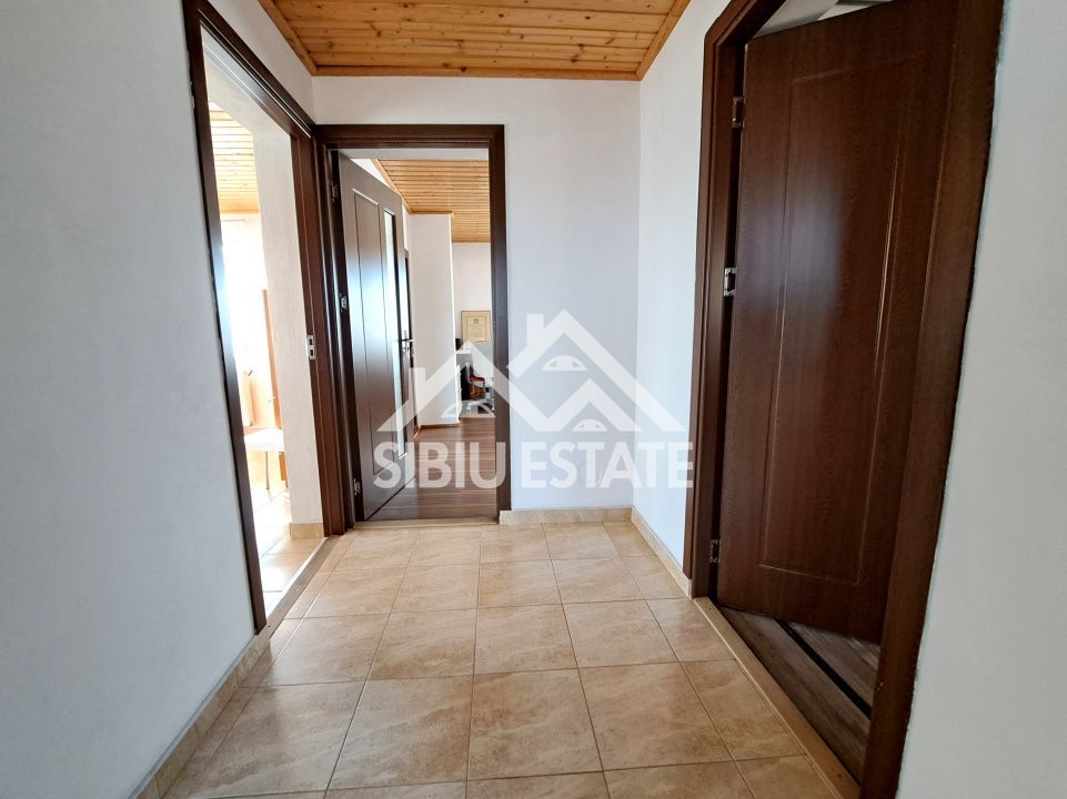 Casa Sibiu cu pivnita si garaj, curte mare - Poză 14