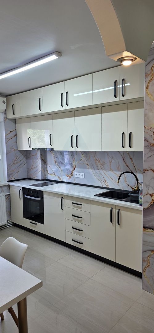 Apartament renovat cu 2 camere decomandat 50 mp etajul 2/8 Bd Mihai V - Poză 2