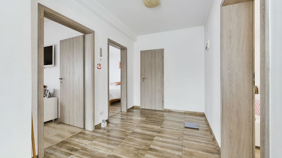 Casă Impresionantă Curte Generoasă Construcție de Calitate Berceni - Poză 13