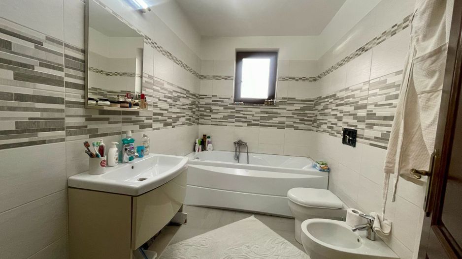 CASA COMPLET UTILATA SI MOBILATA MODERN CU GRADINA | 1100 MP |MARGINEA - Poză 38