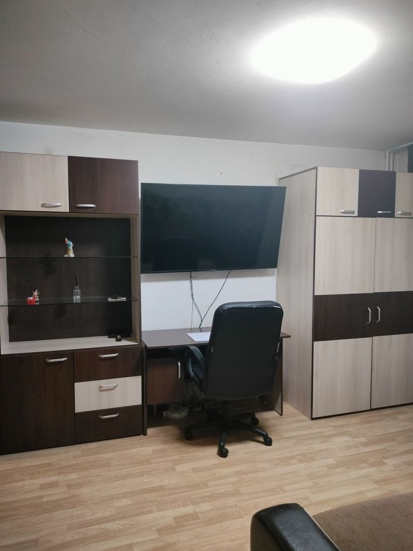 Proprietar închiriez apartament cu doua camere in zona Teiul Doamnei - Poză 3