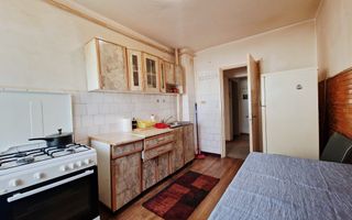 Vand apartament 3 camere, etajul 1, zona sc. 8 - Poză 6