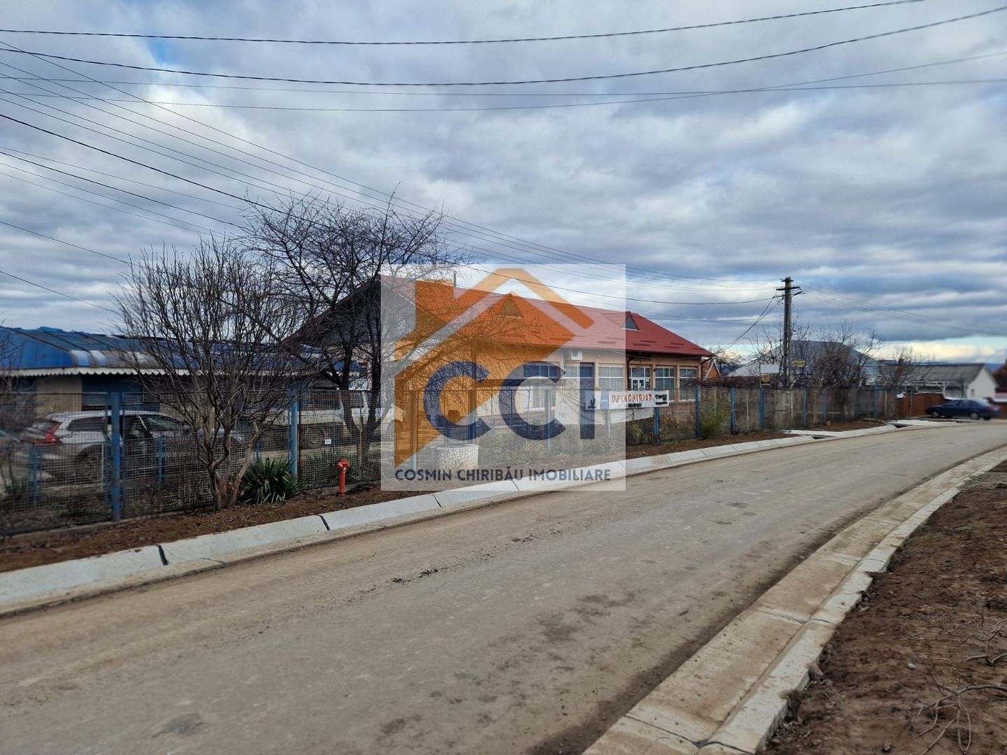 Se oferă spre vânzare / închiriere clădire cu spațiu comercial - Poză 3