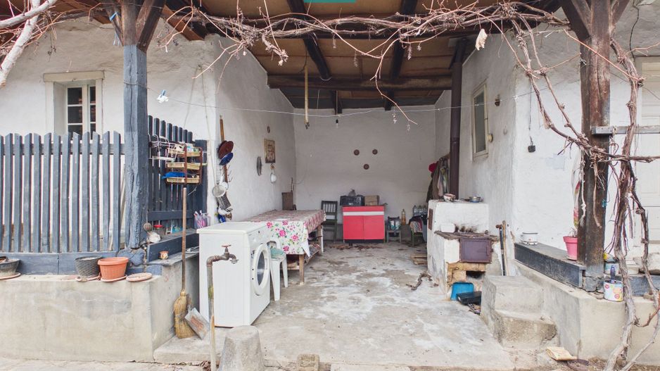 Casă cu 2 corpuri și 4 camere în Tauț - Poză 8