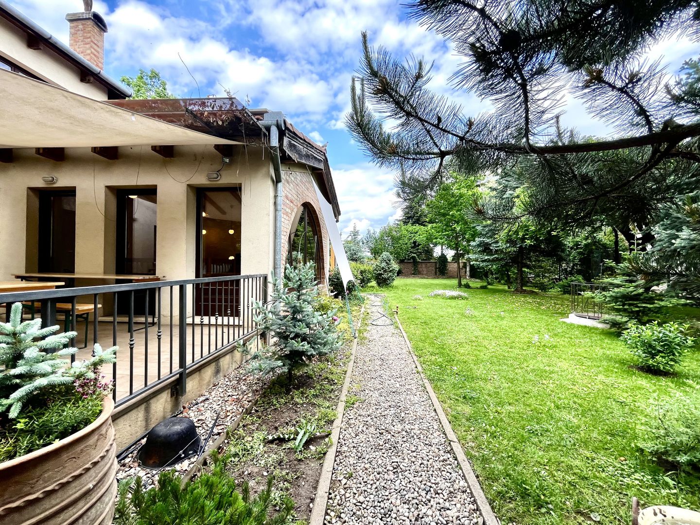 Casă de vis în Giroc – Eleganță clasică, spațiu vast și confortabil - Poză 3