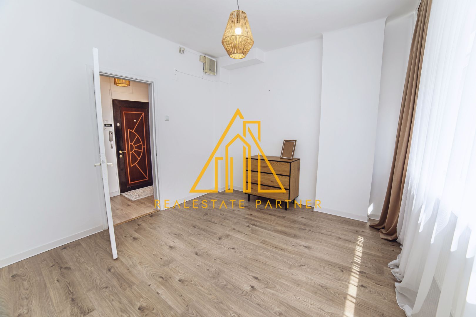 Apartament 4 camere renovat, central, ideal rezidențial sau activitate business - Poză 6