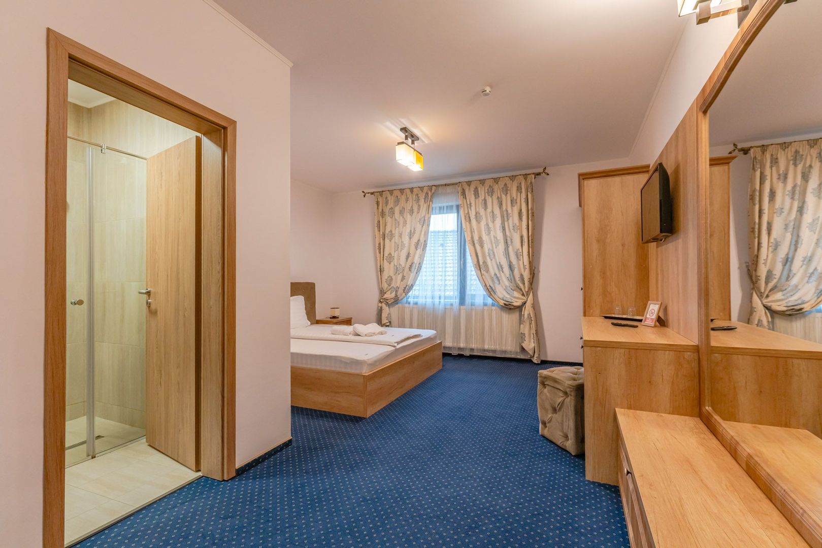 Pensiune Râșnov, 13 camere plus locuință proprietar, zonă Cetate - Poză 17