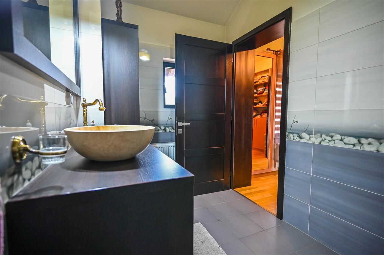 Somptuozitate in stil modern, 2 garaje, 3 terase, totul pe 1.000 mp teren - Poză 25