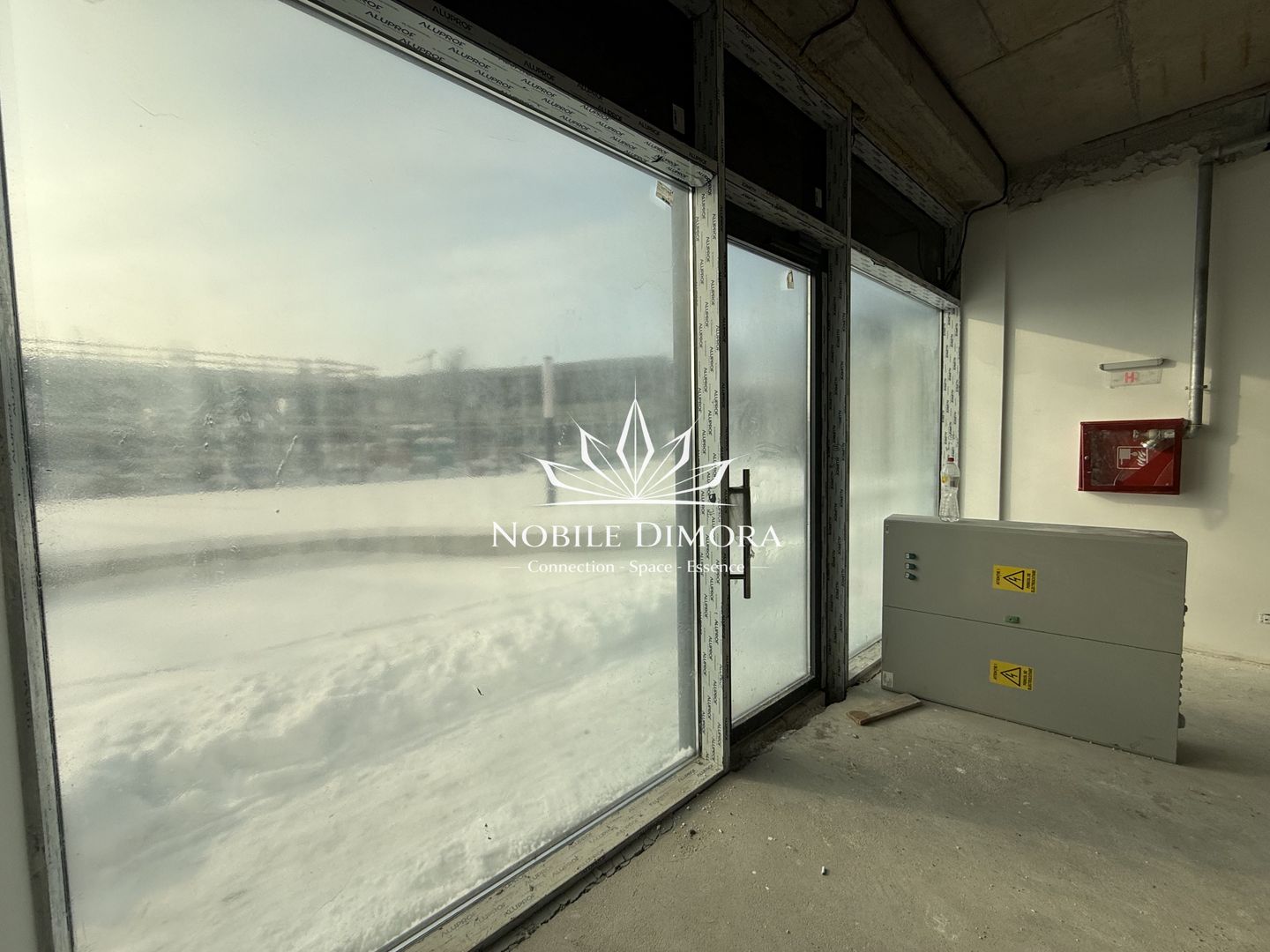 SAD - Spatiu comercial in zona centrala, langa Piata 700 - pret negociabil - Poză 2