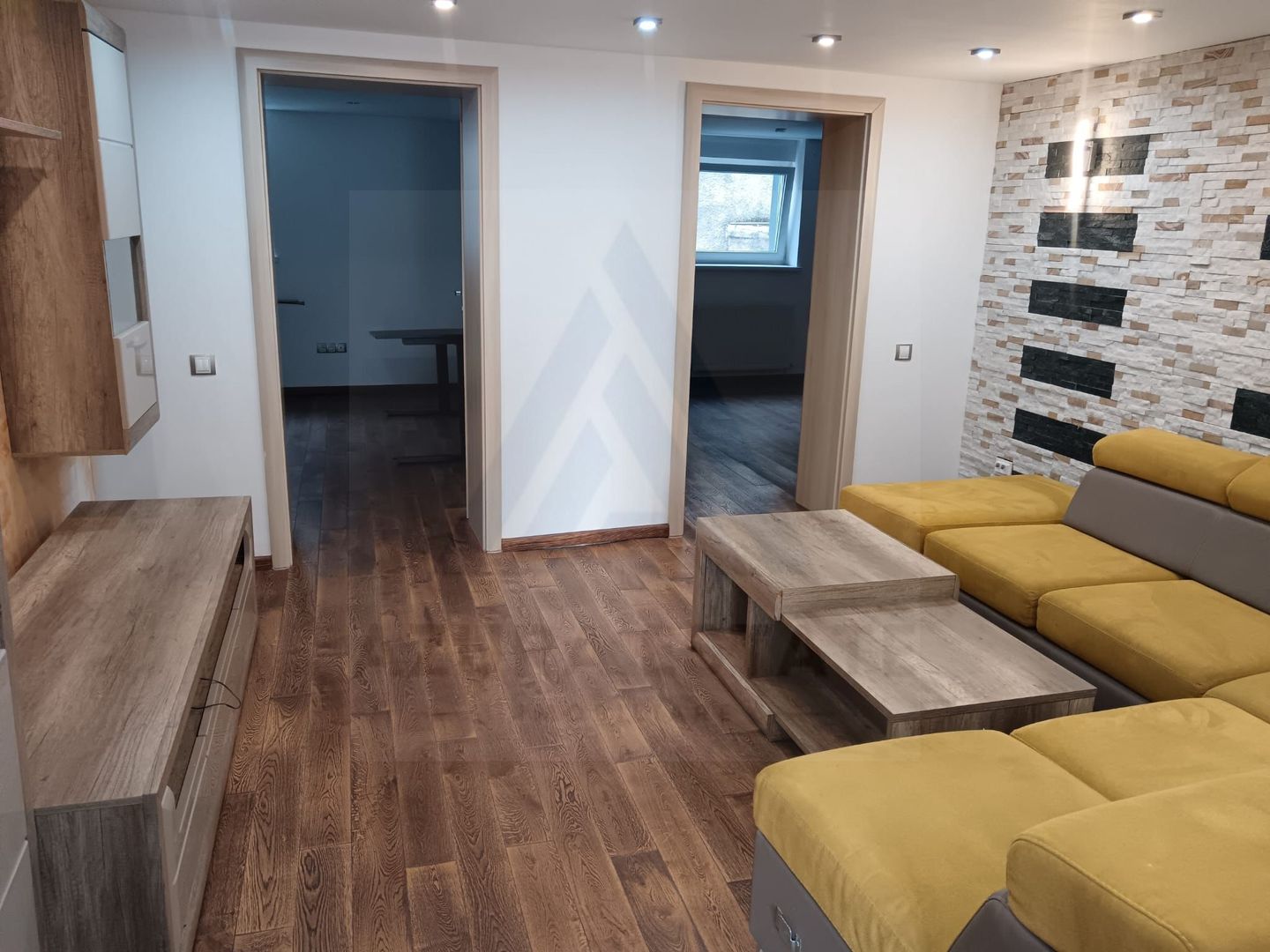 Casa individuala moderna cu 6 camere si 650 mp teren in Piata Cluj - Poză 2