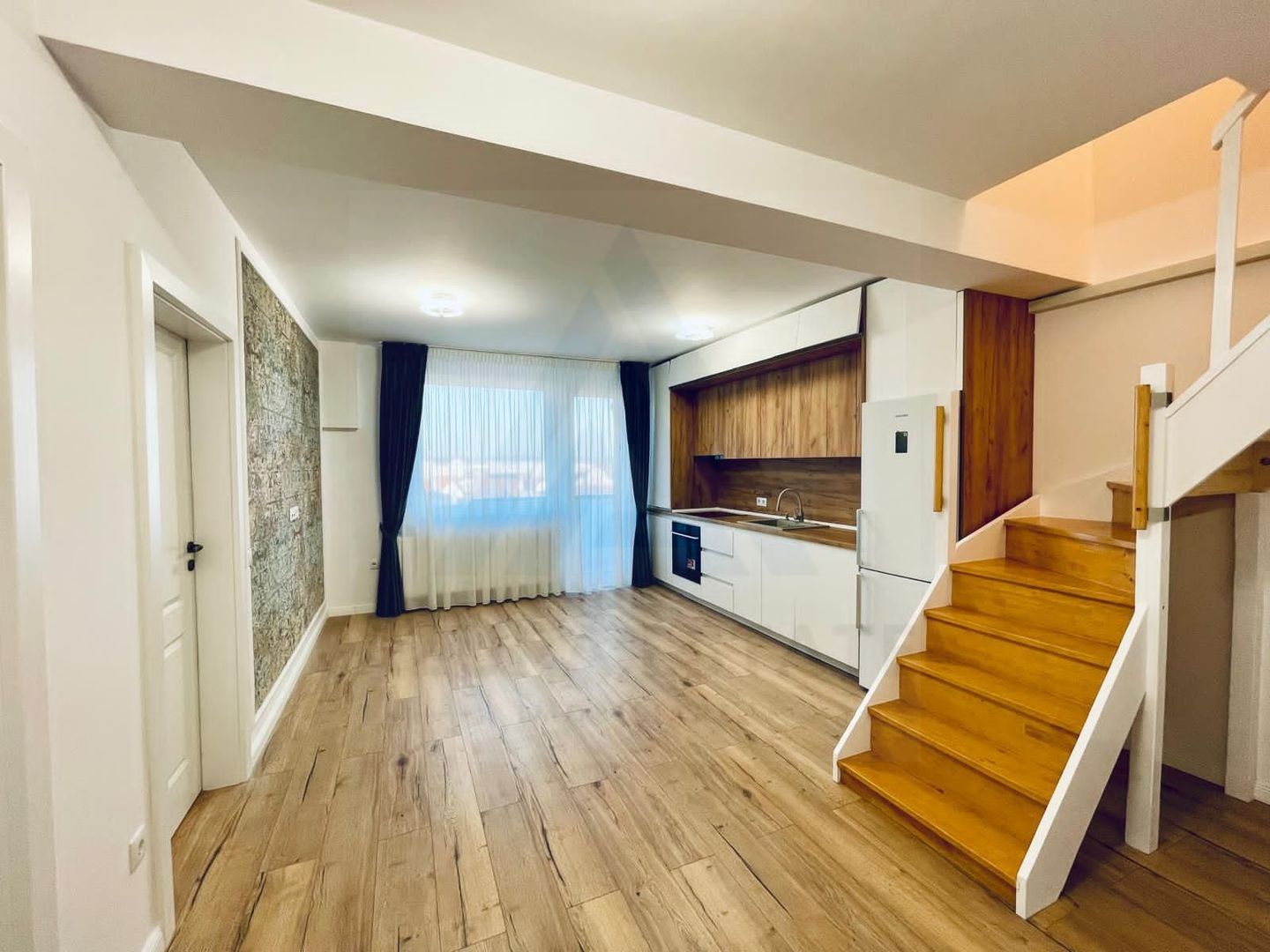 Apartament 4 camere 90 mp utili 2 bai si loc de parcare in Selimbar - Poză 1