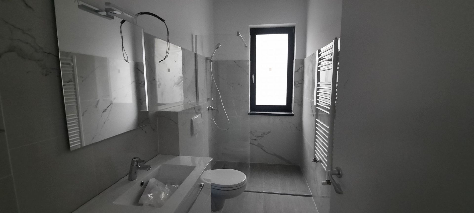 Duplex la cheie despartit prin garaj - Poză 19