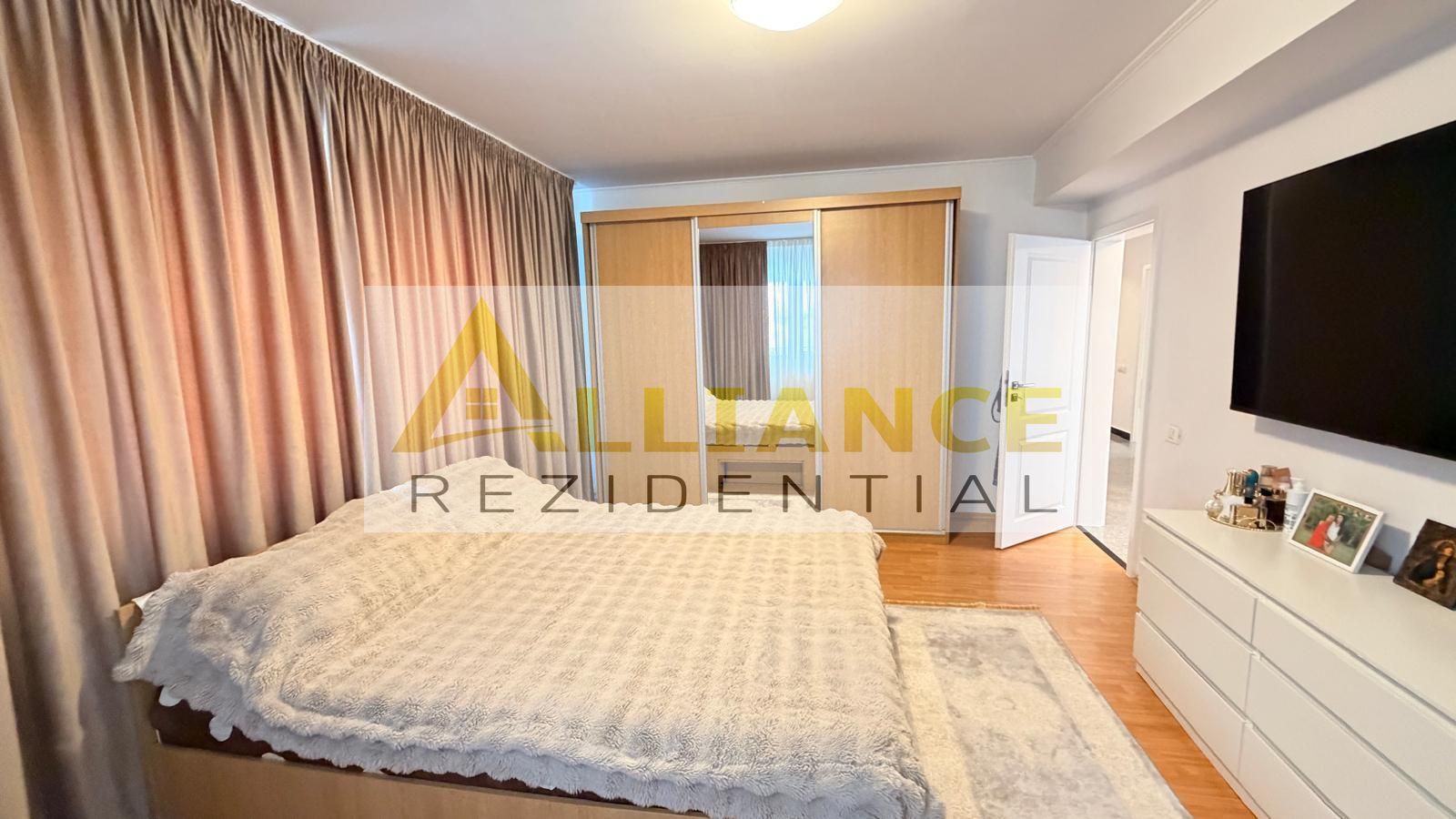 Vila spatioasa cu 9 camere foisor magazie curte amenajata complet - Poză 12